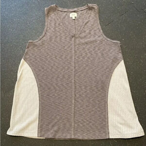 BKE Buckle Gray Two Toned Waffle Tank Top V-Neck Womens Large Great condition